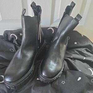 NWT Madden NYC Chunky Lug Chelsea Boots – Women’s Size 11 – Black